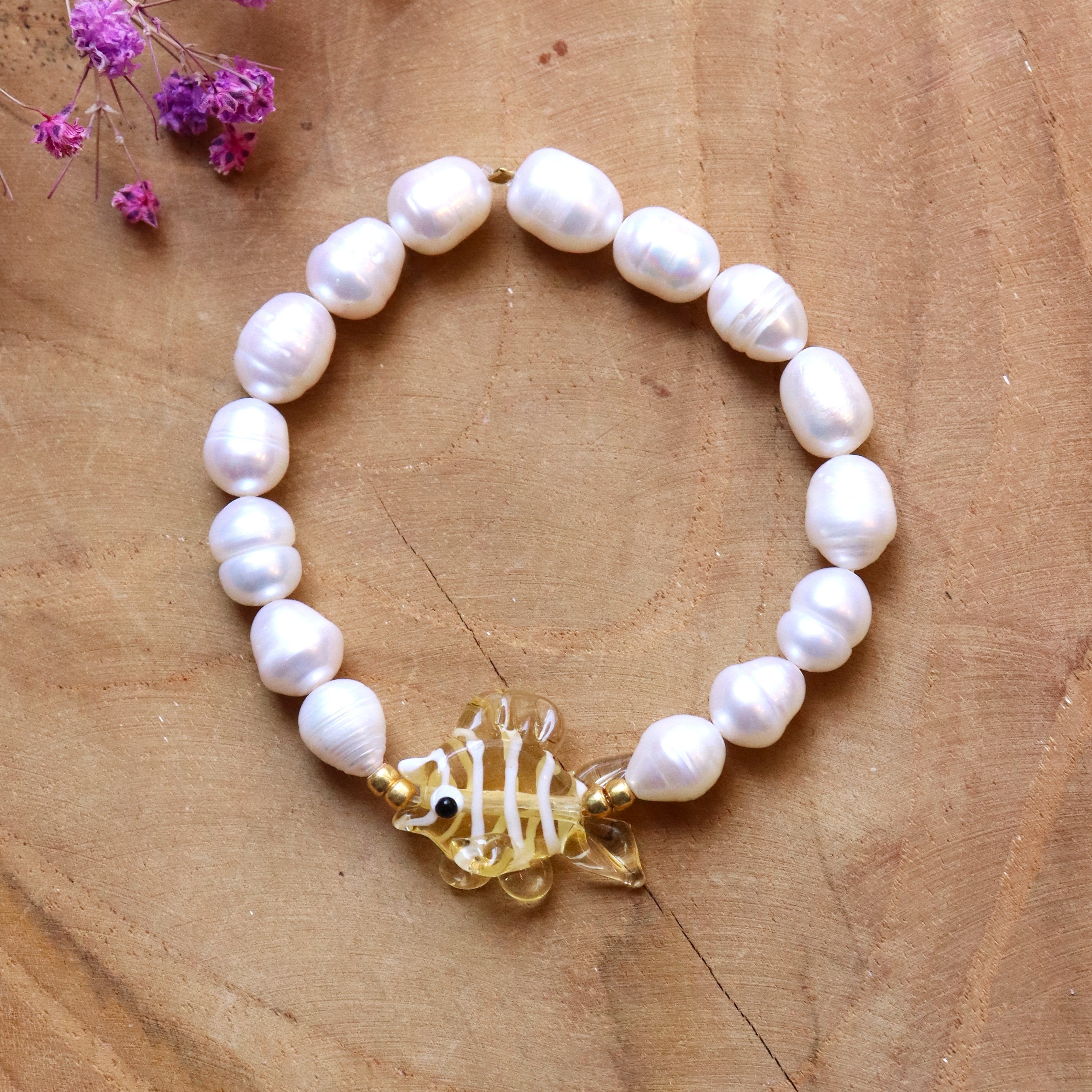Parel armband met glazen vis