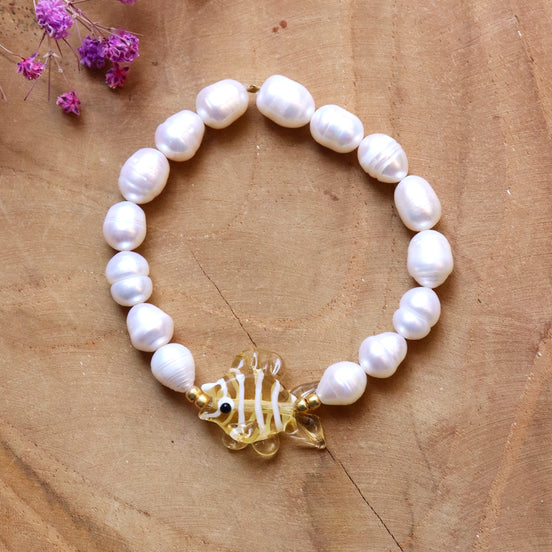 Parel armband met glazen vis