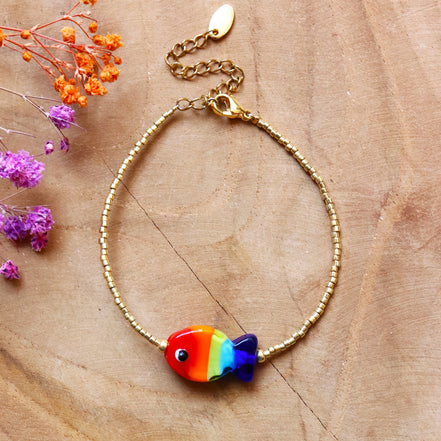 Kralenarmband - goud met regenboogvisje