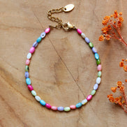 Kralenarmband gekleurde schelpjes