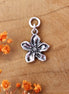 Oorringbedel bloem - zilver
