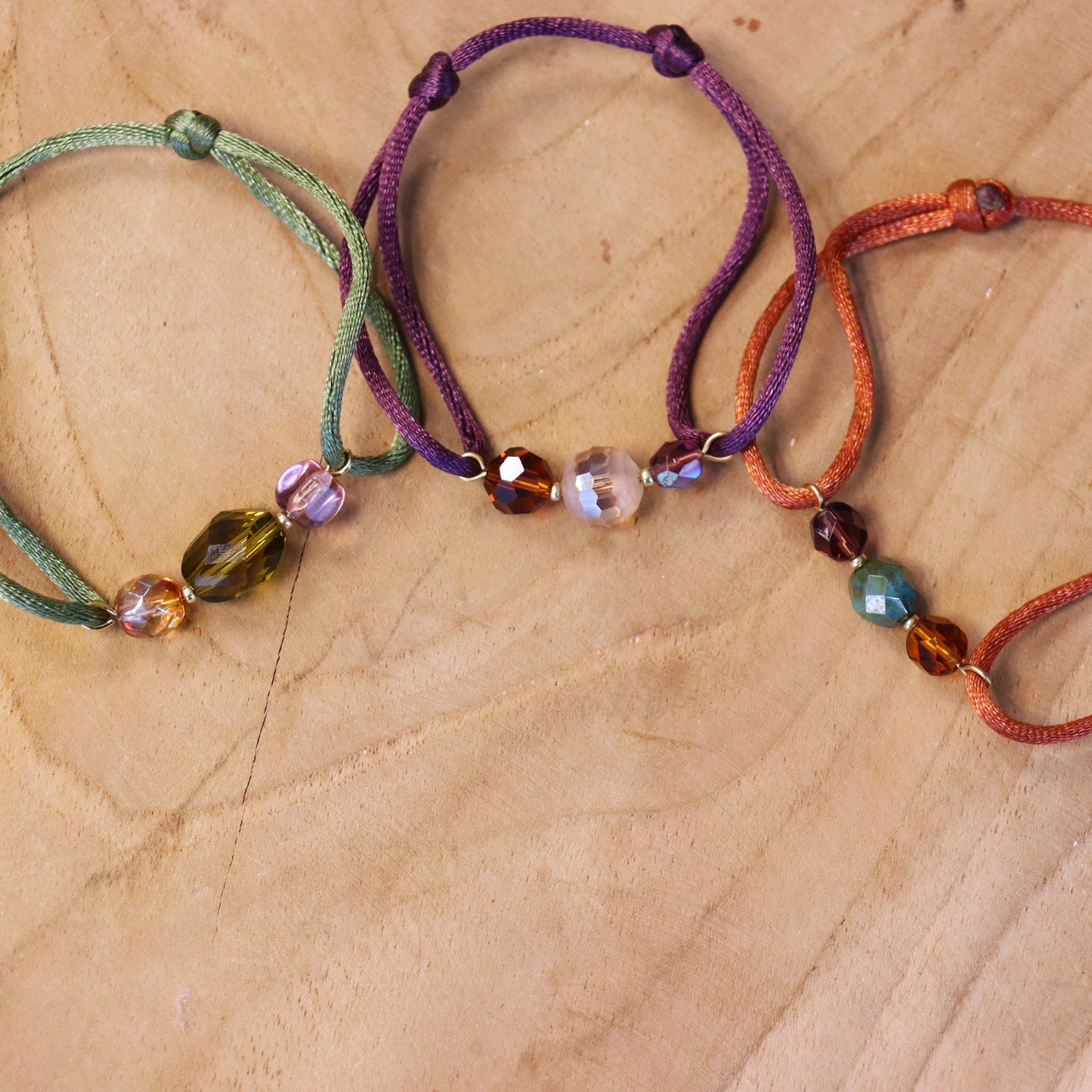 Satinarmband mit Glasperlen