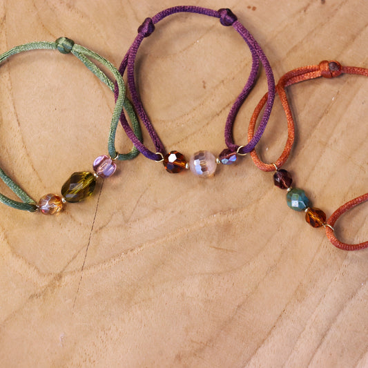 Satinarmband mit Glasperlen