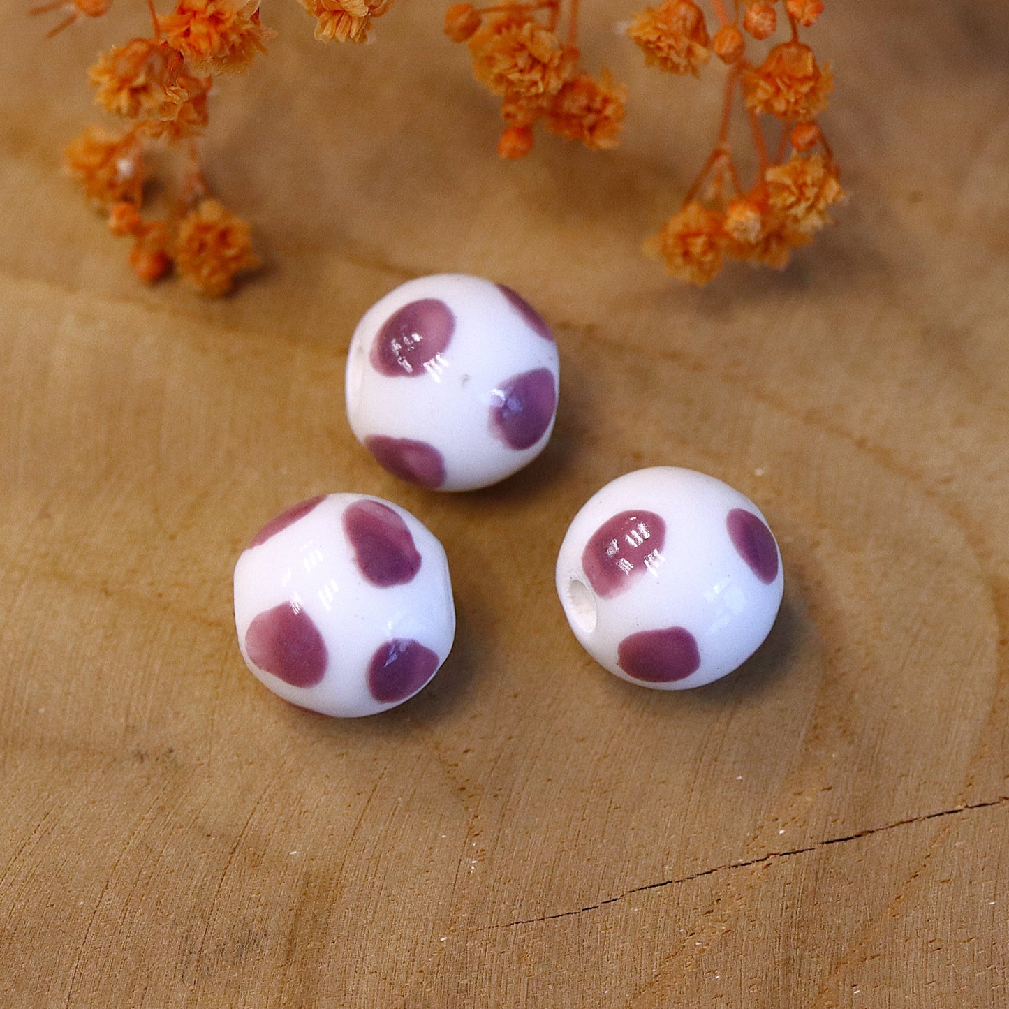 Kraal wit - porselein met lila stippen