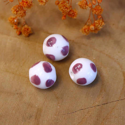 Kraal wit - porselein met lila stippen