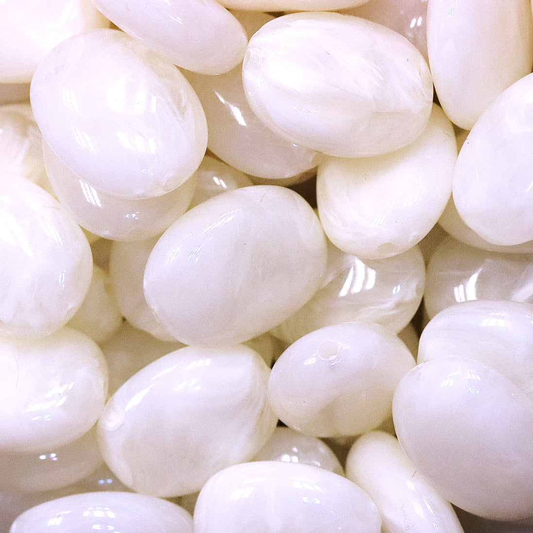 Acrylperle oval - weiß/creme