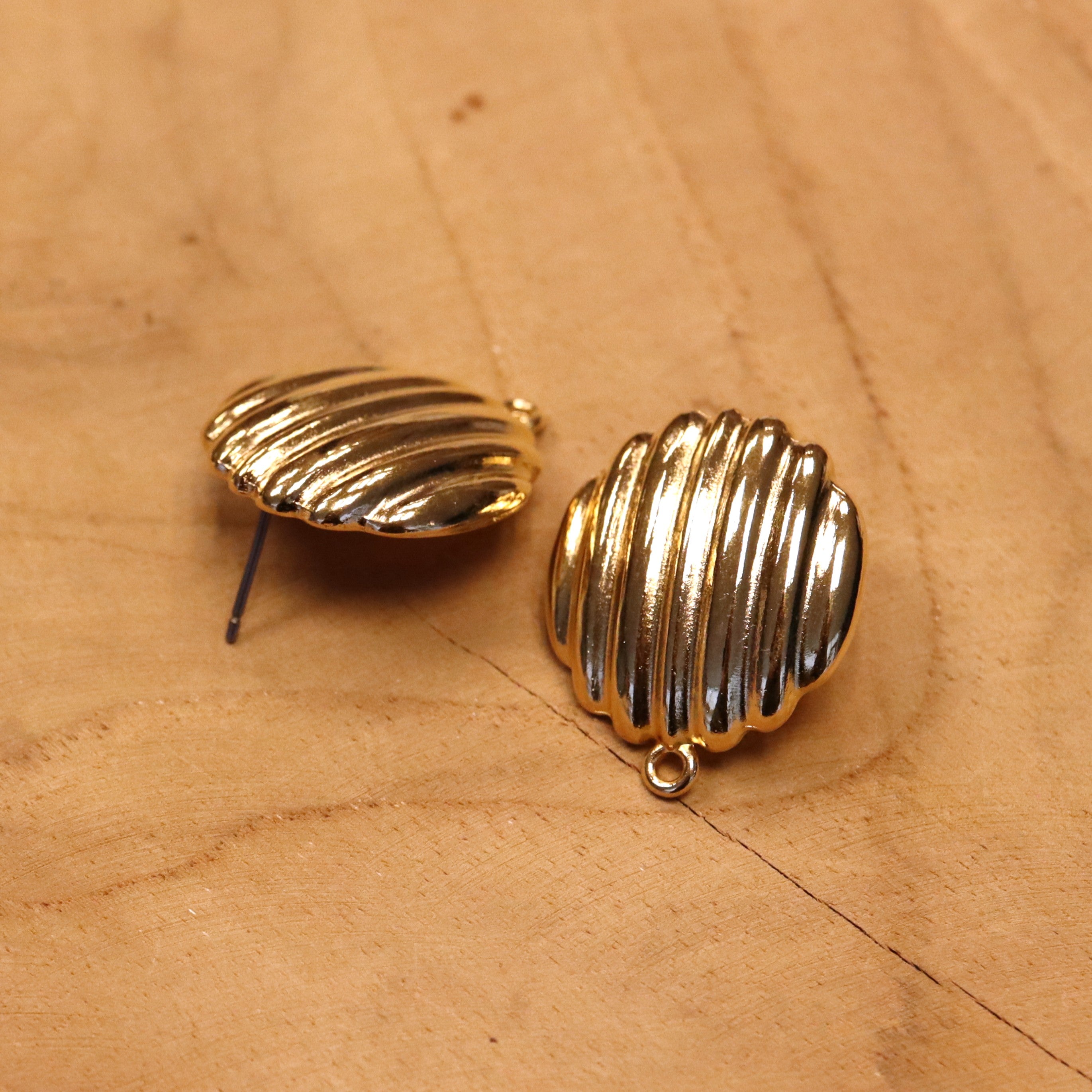 DQ GOLD round stud with striped relief and eyelet