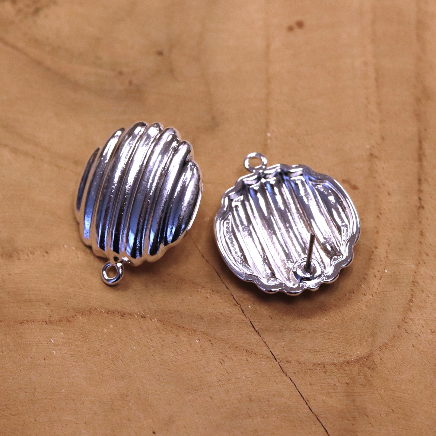 Oorsteker DQ zilver rond met gestreept reliëf met oogje