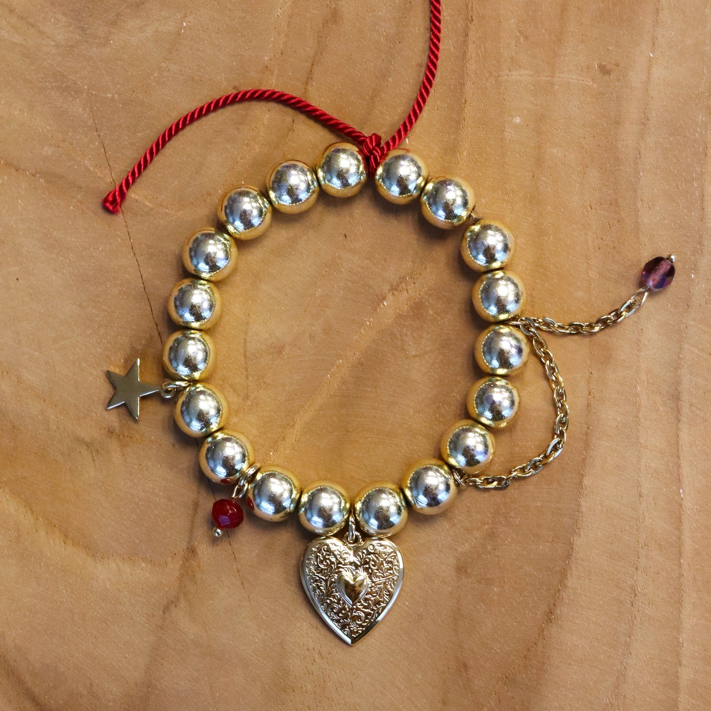 Kralenarmband - goud met bedels en jasseron