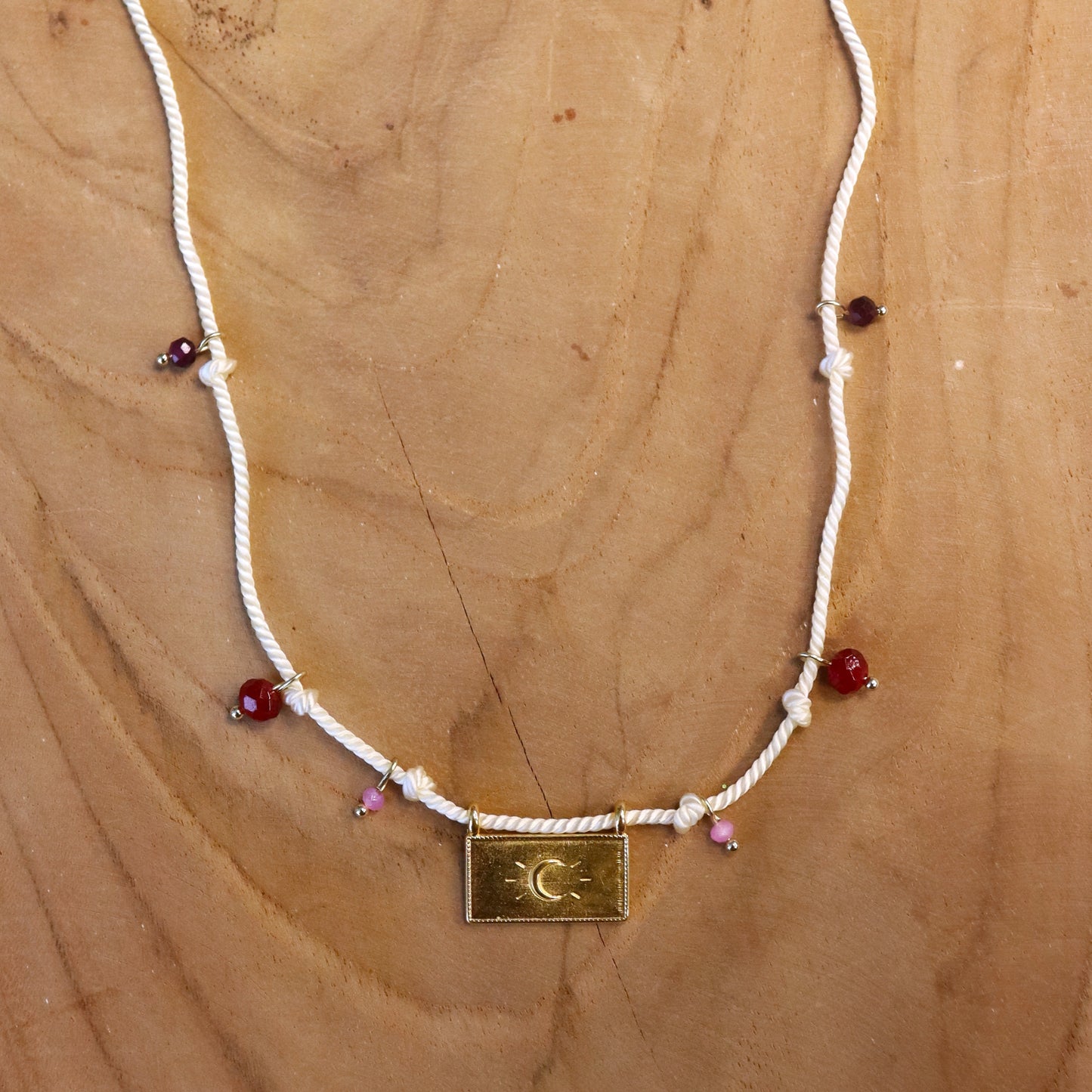 Ketting van gedraaid koord met gouden bedel