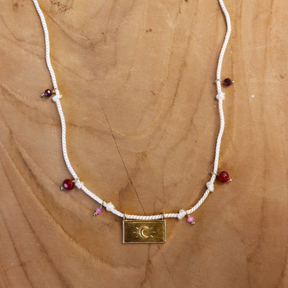 Ketting van gedraaid koord met gouden bedel