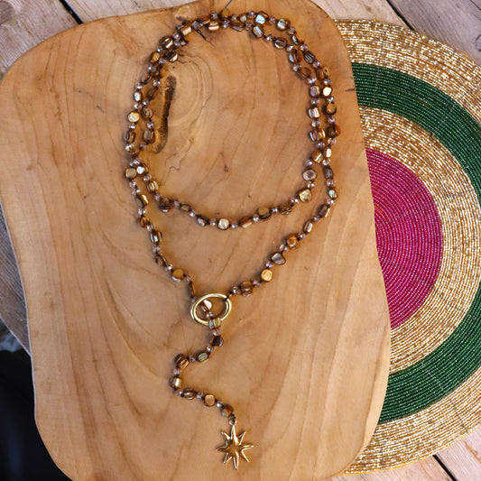 Kralenketting - geknoopt met schelpkralen en sterrenbedel