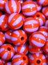 Ausgefallene runde Acrylperle - gestreift rot/lila