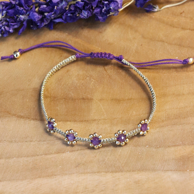 Geknüpftes Armband mit Amethystblüten