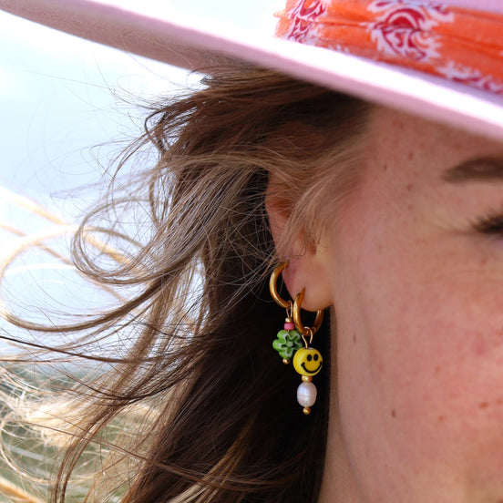 Oorringbedel smiley met parel - goud