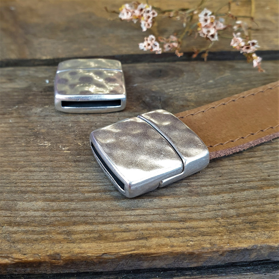 Flat leather 20mm magnetic closure hammered DQ silver