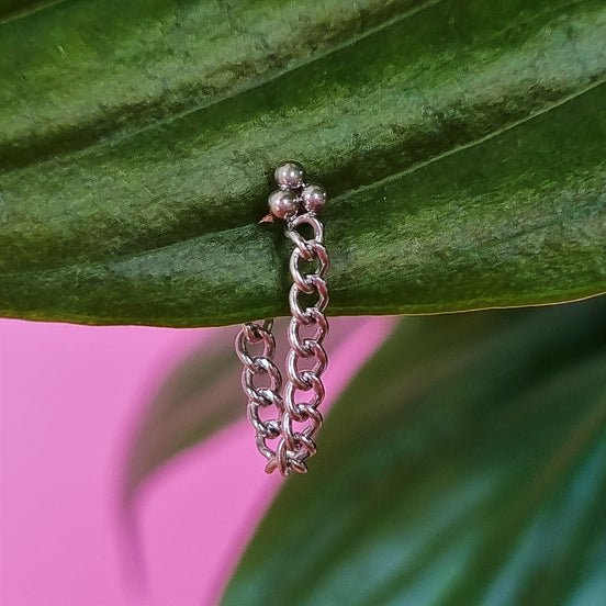 Stainless steel oorsteker met kettinkje zilver