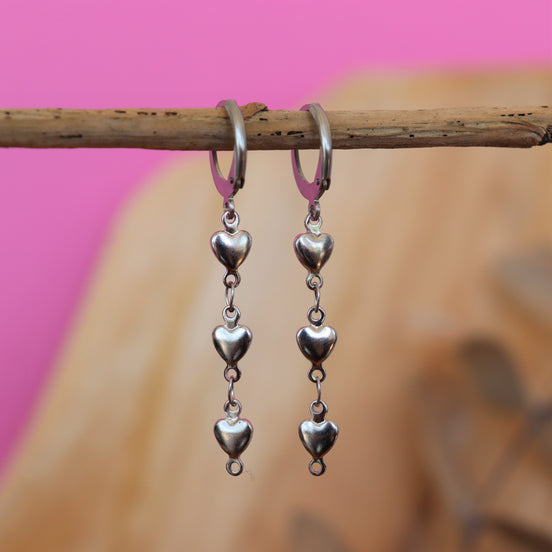 Stainless steel oorbellen met hartjes zilver