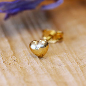 Gold plated oorsteker met bol hartje