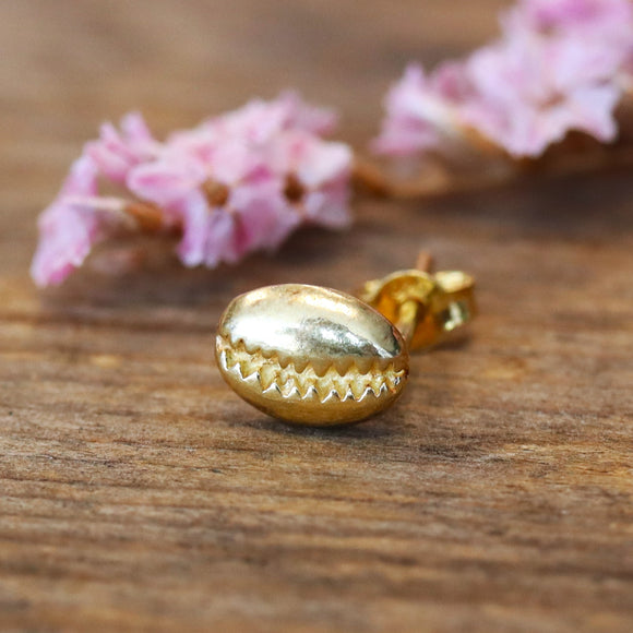 Gold plated oorsteker met schelp