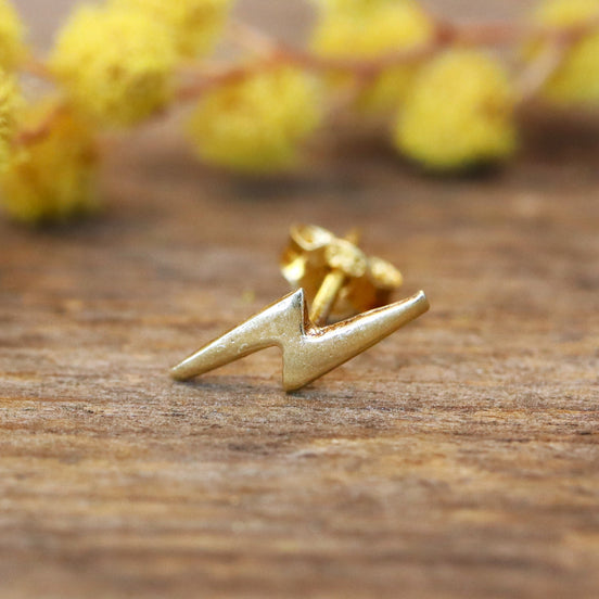 Gold plated oorsteker met bliksem