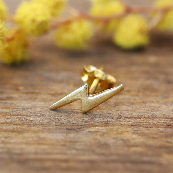 Gold plated oorsteker met bliksem