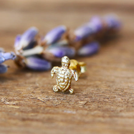 Gold plated stud earring with turtle