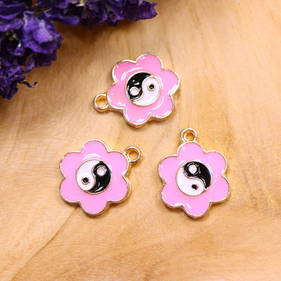 Emaille-Anhänger - rosa Blume mit Yin Yang