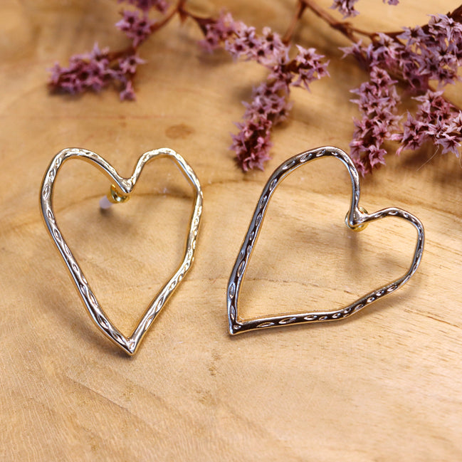 Statement oorbellen goud - open hart met hamerslag