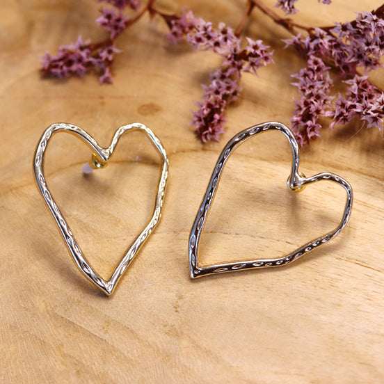 Statement oorbellen goud - open hart met hamerslag