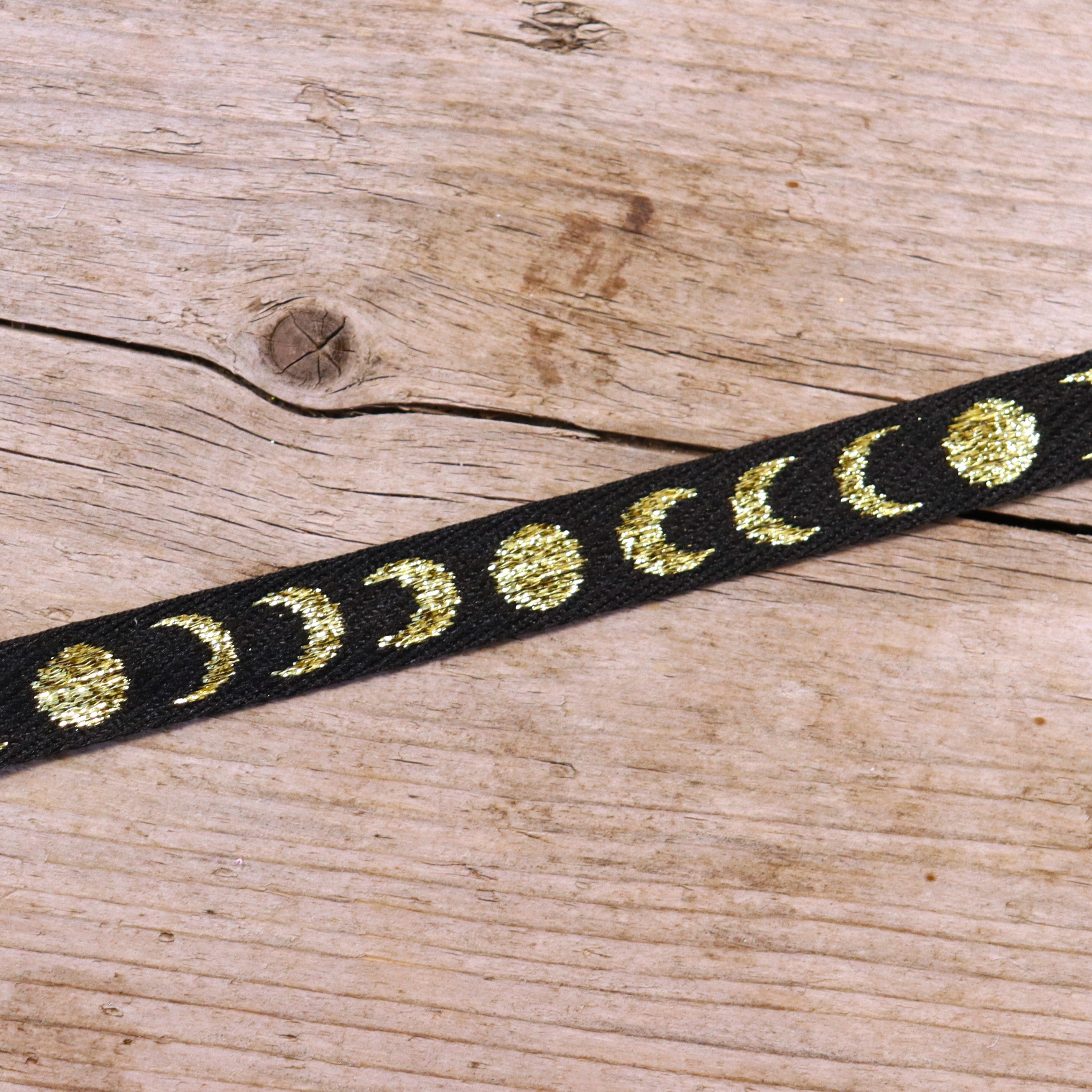 Ribbon moons black-gold