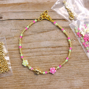 DIY pakket - armbandje met bloemetjes en vlinder