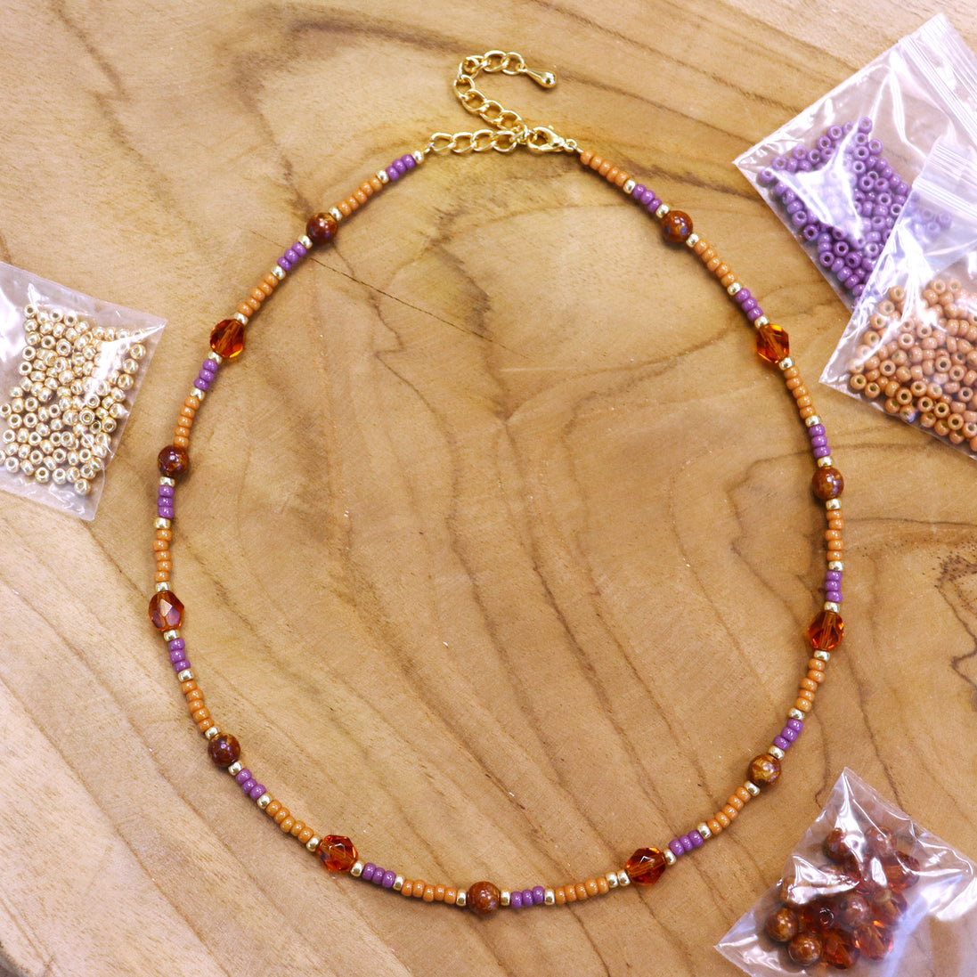 DIY pakket - ketting met bruin/lila tinten