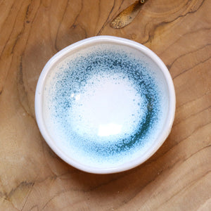 Tapas bakje - wit met blauwe spikkelrand