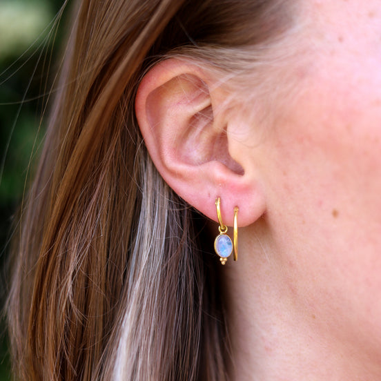 Gold plated oorringbedel met maansteen