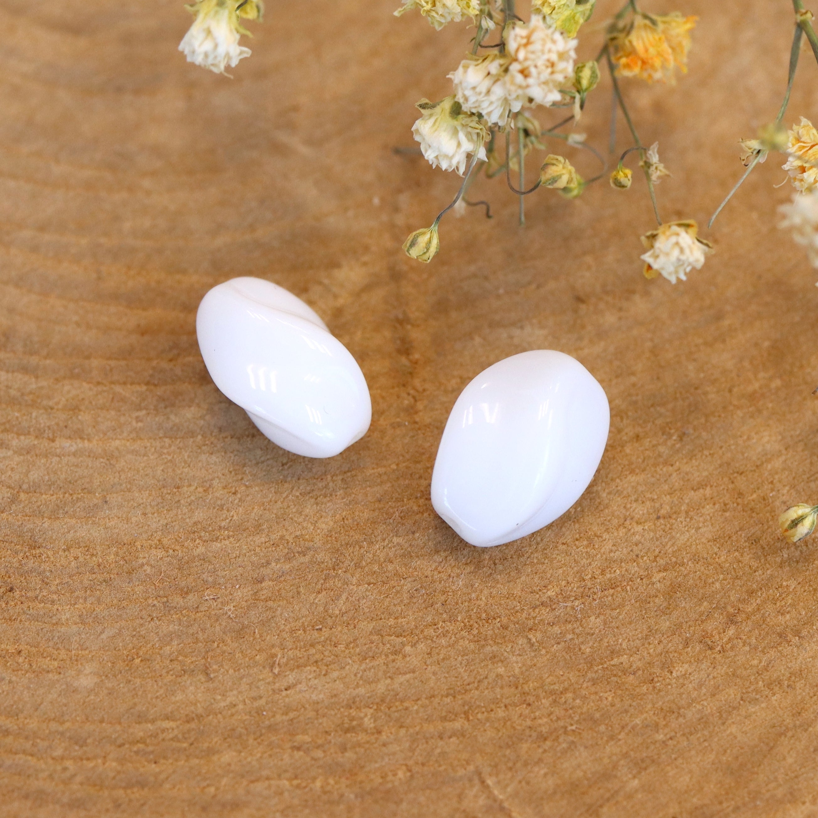Perle weiß - Glasperle oval gedreht