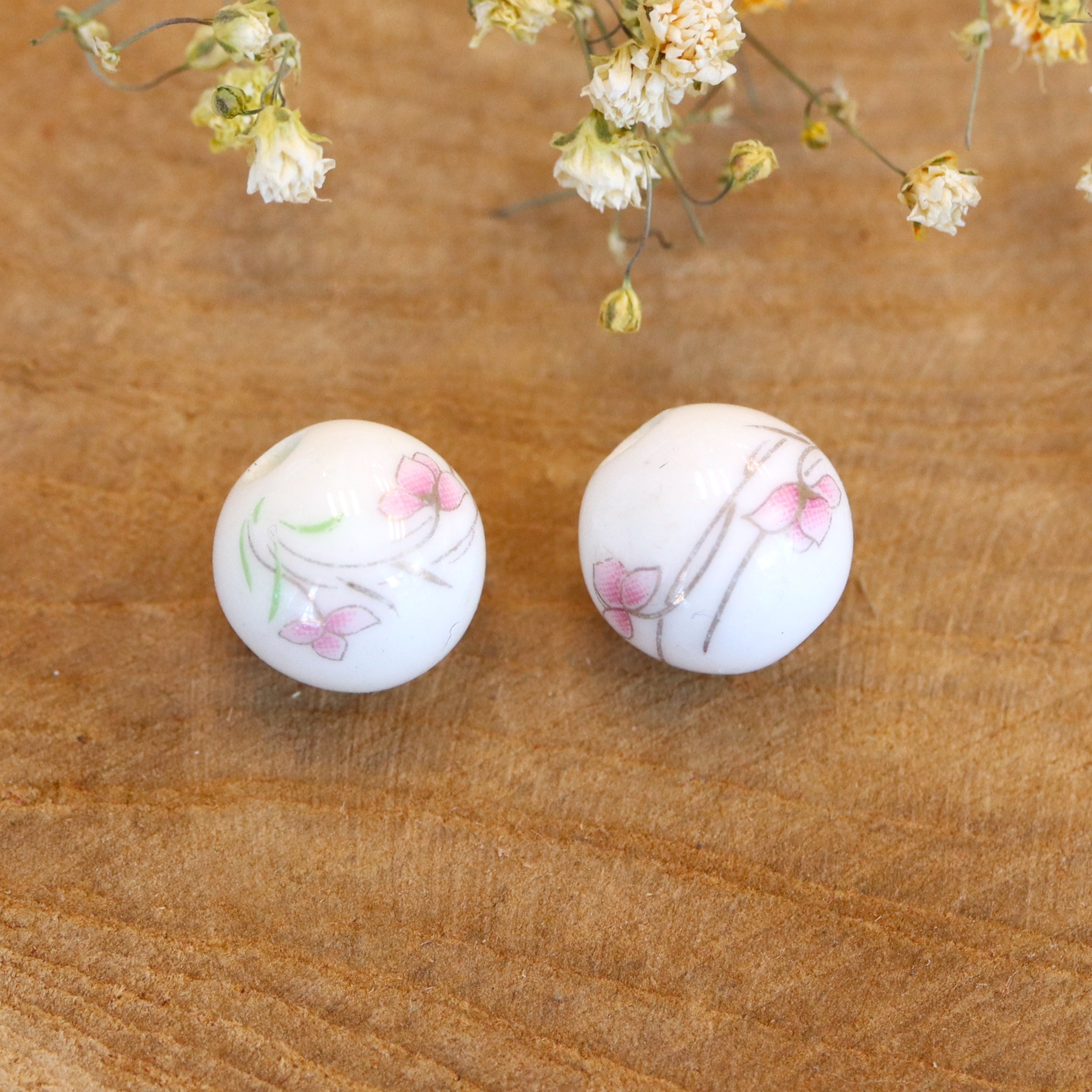 Kraal wit - keramiek met roze bloemetjes