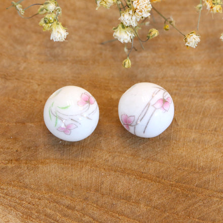 Kraal wit - keramiek met roze bloemetjes