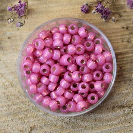 MR6-645 Silverlined alabaster dyed dark rose 10 grams