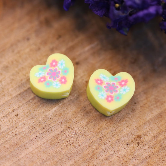 Polymergelbes Herz mit Blumen