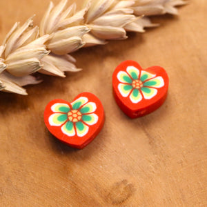 Polymeer rood hart met groene bloem
