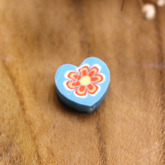 Hellblaues Herz aus Polymer mit roter Blume