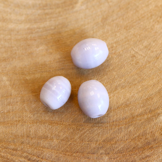 Perle lila - Glasperle oval gestreift