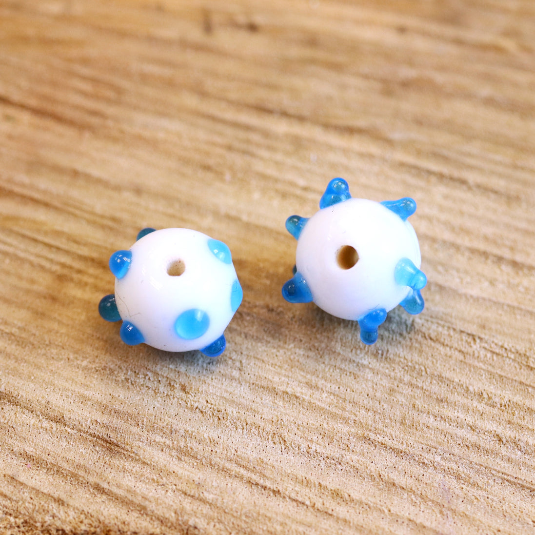 Perle weiß - Keramik mit blauen Punkten