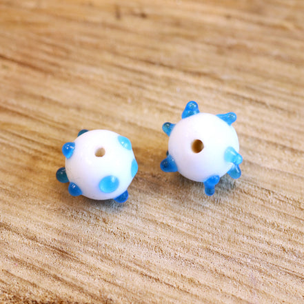 Perle weiß - Keramik mit blauen Punkten