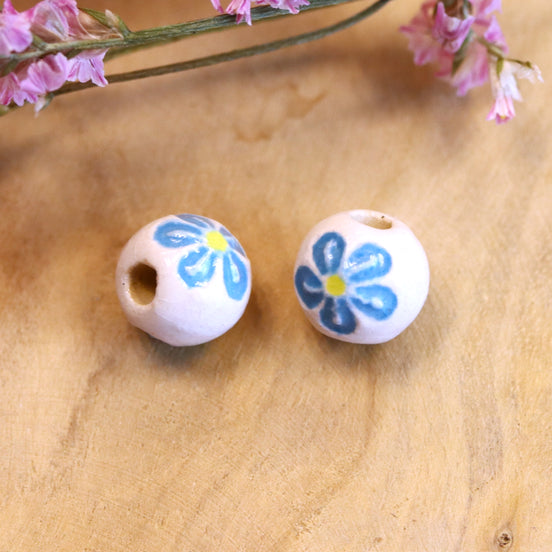 Kraal wit - keramiek rond met blauwe bloem