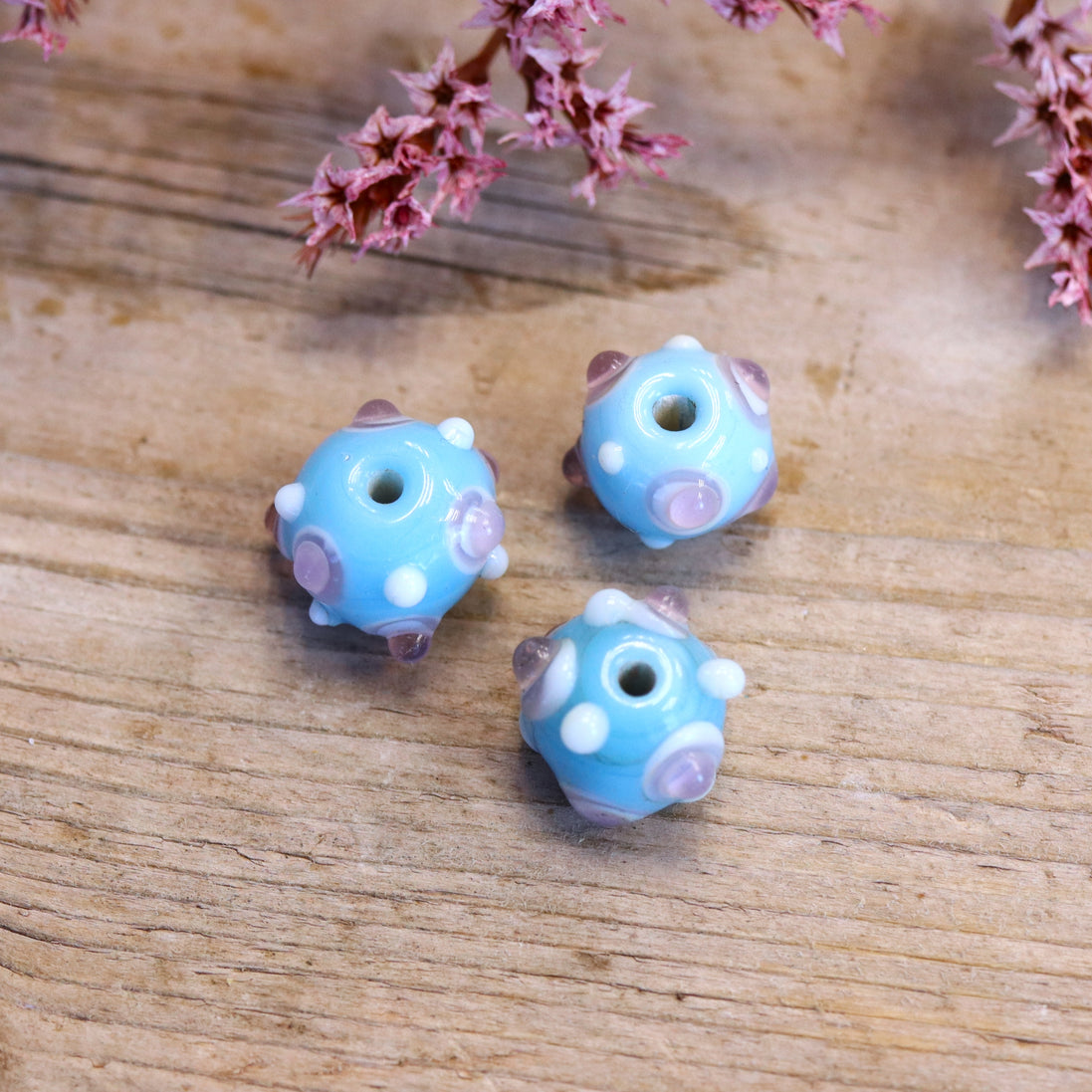 Perle blau - Glasperle mit rosa Punkten