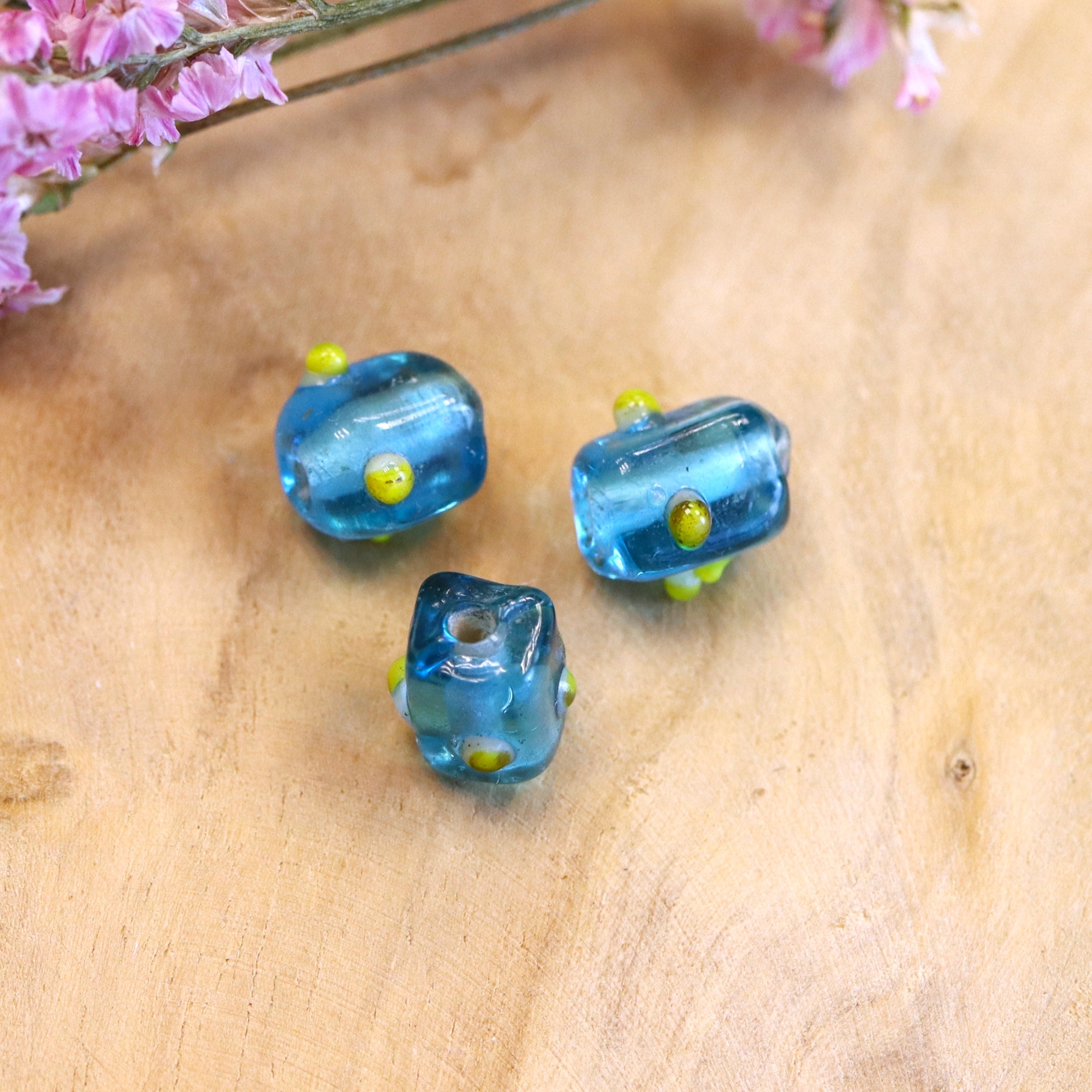 Perle blau - Glasperlenröhrchen mit gelben Punkten