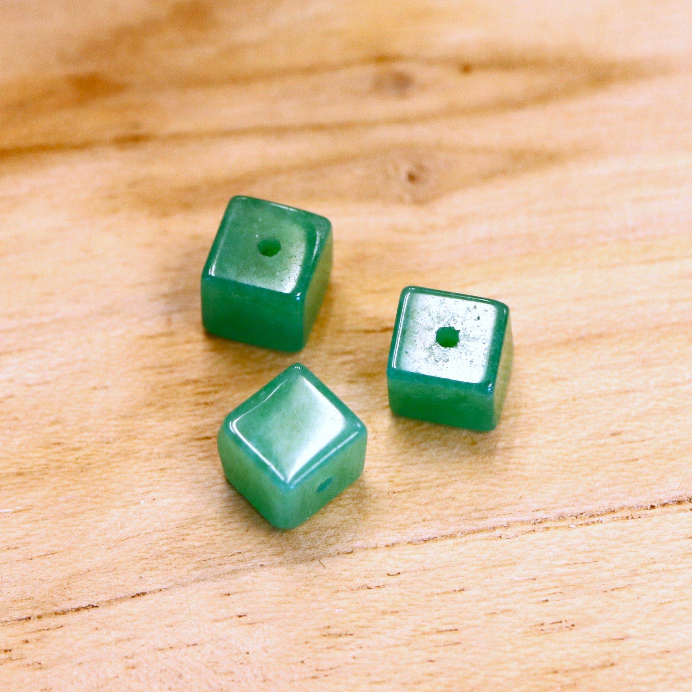 Bead green - glass bead cube small