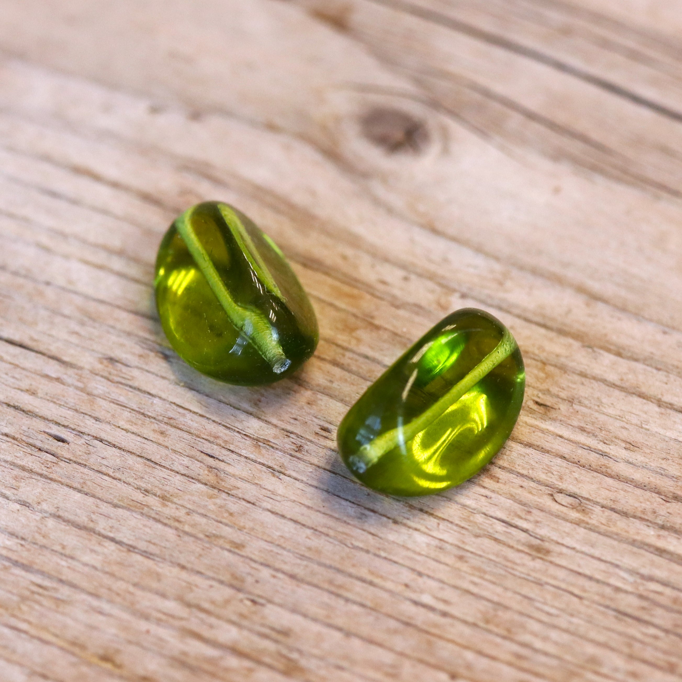 Bead green - glass bead oval with three sides